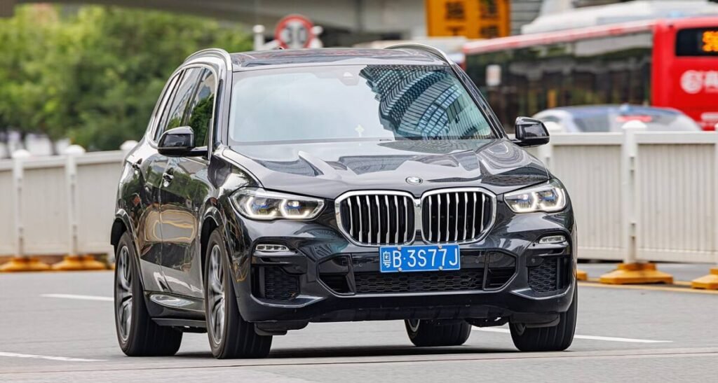 Front view of a BMW X5 G05 on factory wheels