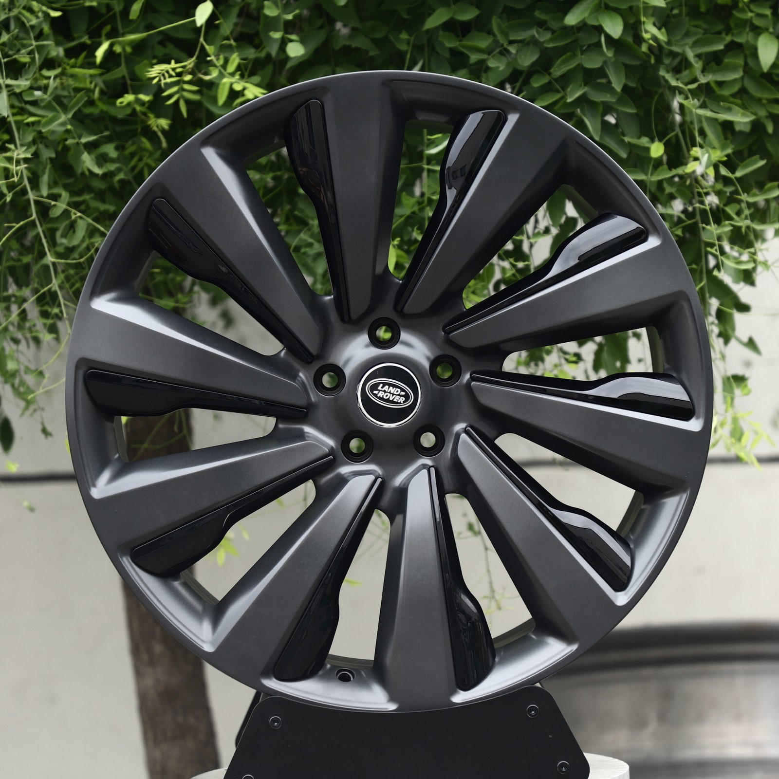 Land Rover Gunmetal Turbine Forged Wheels – Land Rover Range Rover Sport SV Carbon, front view