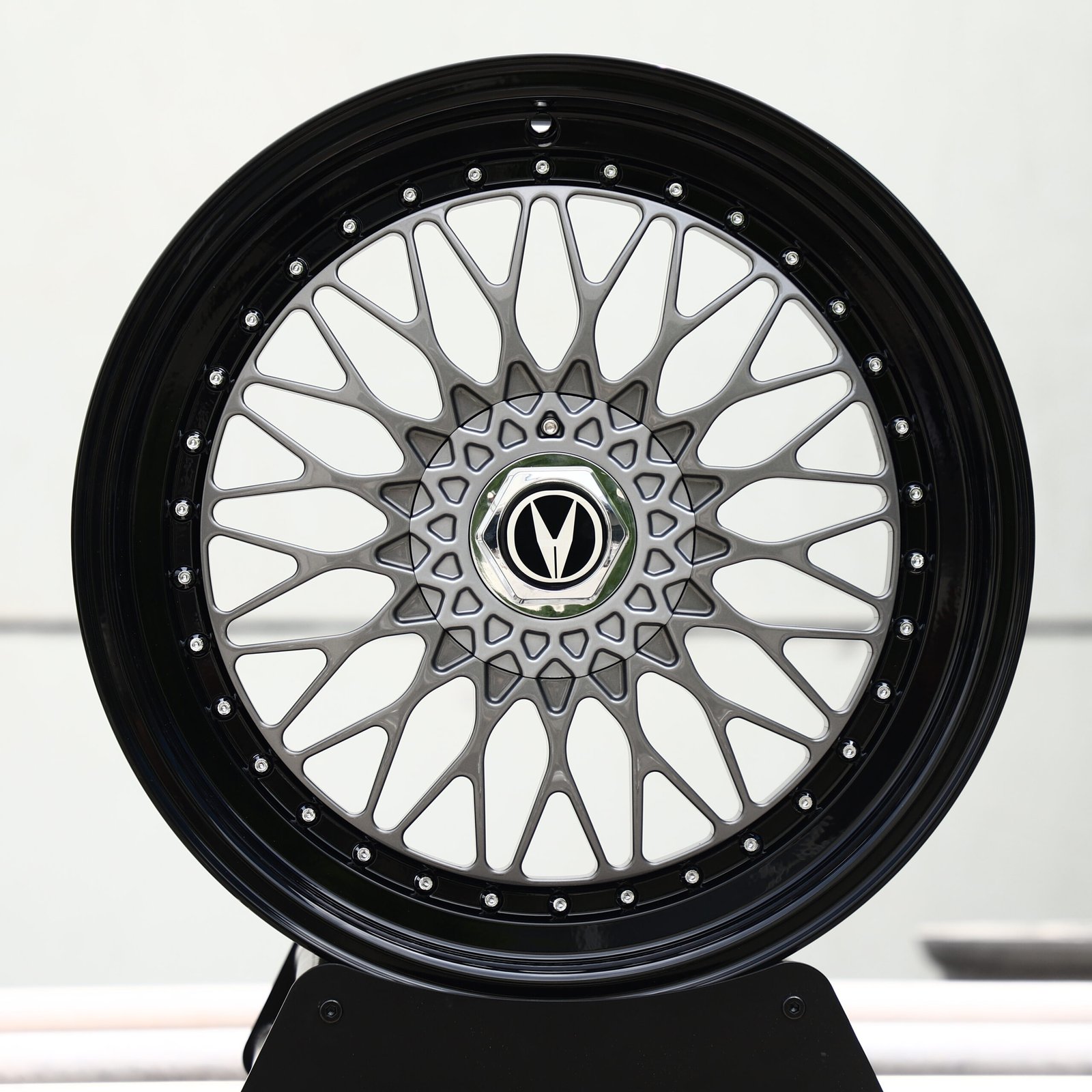 VOSSEN W2 CS Silver Mesh Black Riveted Lip Forged Wheels – Mercedes-Benz S-Class Maybach, front view