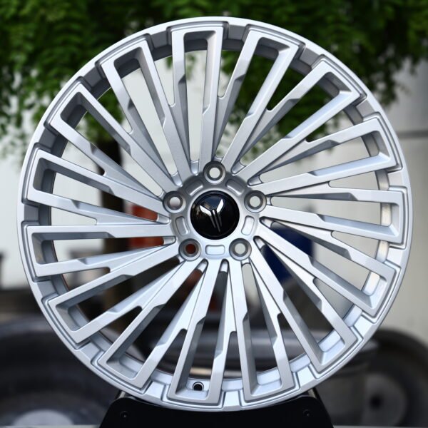 Tesla Model Y Performance wheels – VOYAH Gloss Silver 15-Spoke, front view