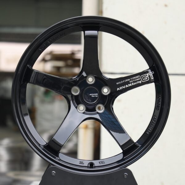 Toyota GR86 wheels – Matte Silver 5-Spoke Deep Lip (Advan Racing GT-Style), front view
