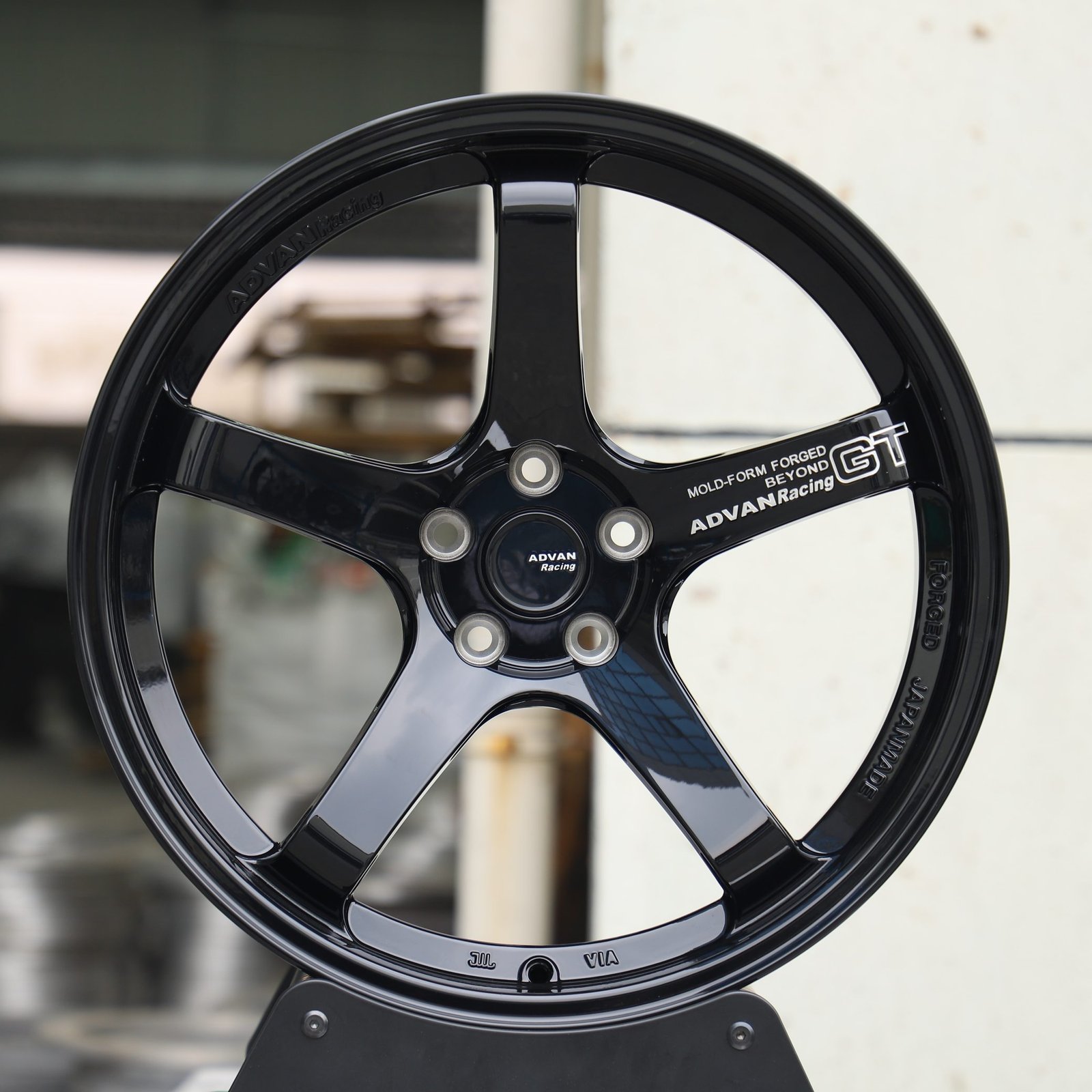Toyota GR86 wheels – Matte Silver 5-Spoke Deep Lip (Advan Racing GT-Style), front view