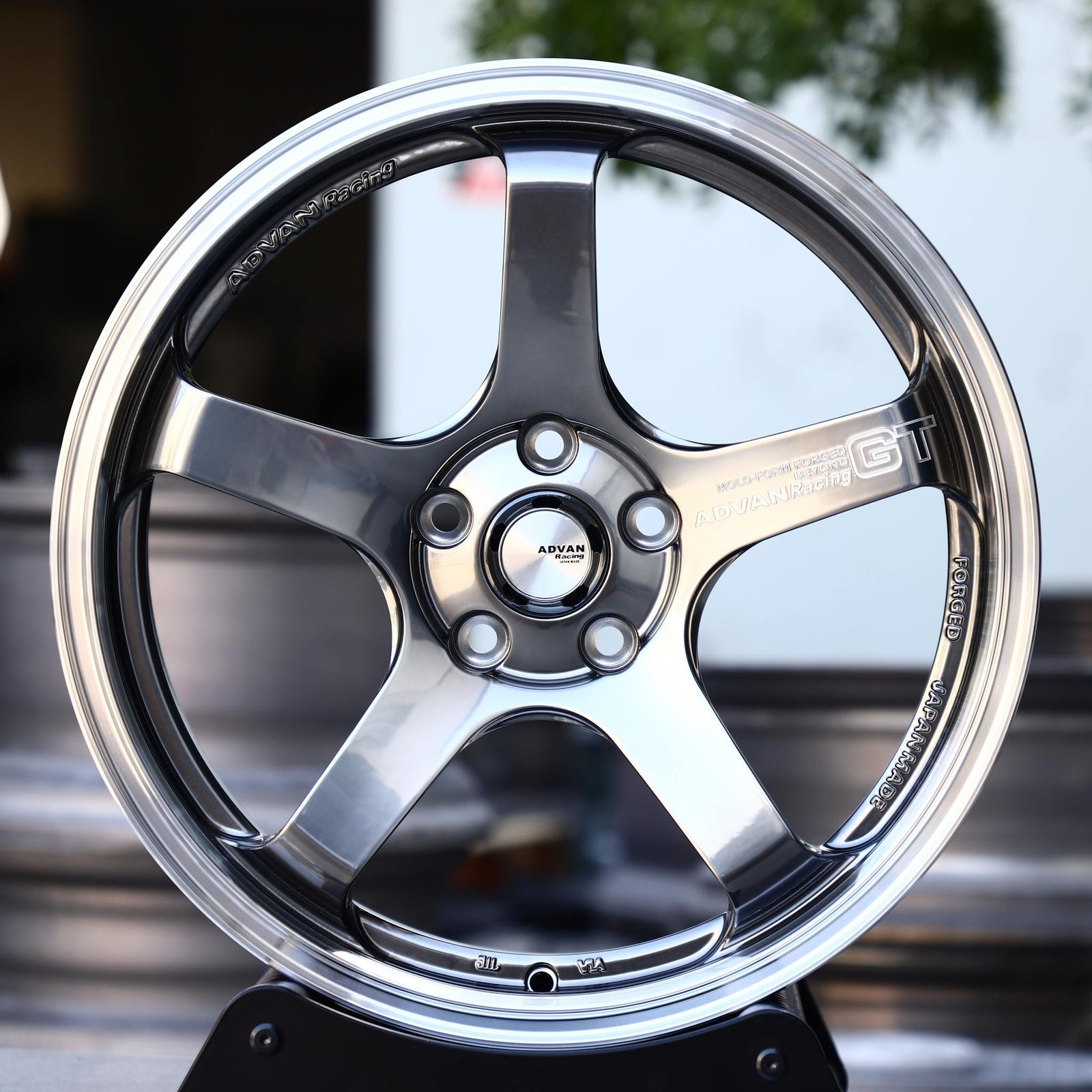 Toyota GR86 wheels – Metallic Gray 5-Spoke Deep Lip (Advan Racing GT-Style), front view