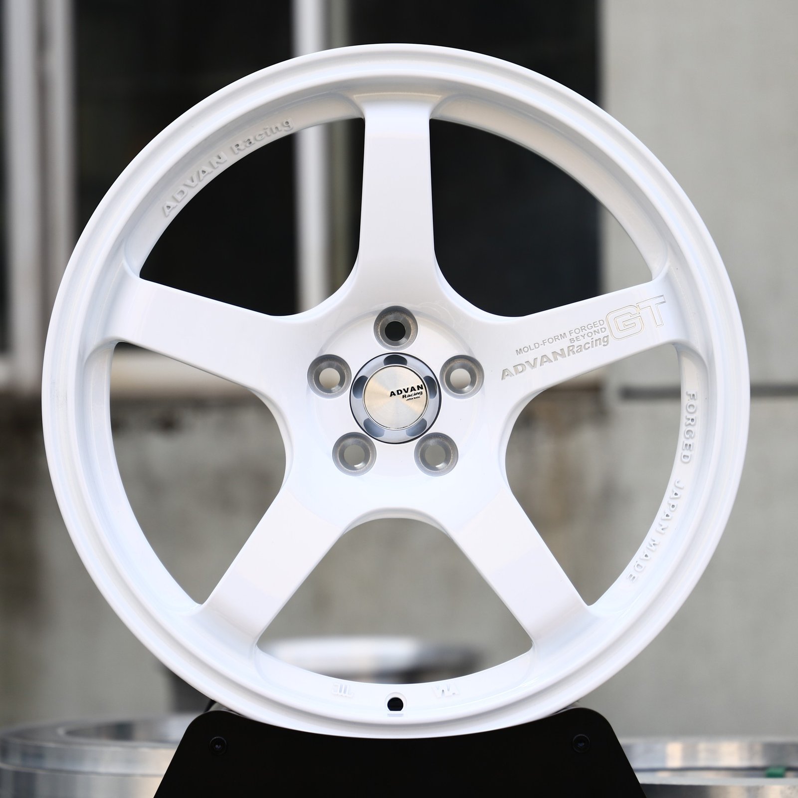 Porsche 911 wheels – Gloss White 5-Spoke (Advan-Style), front view