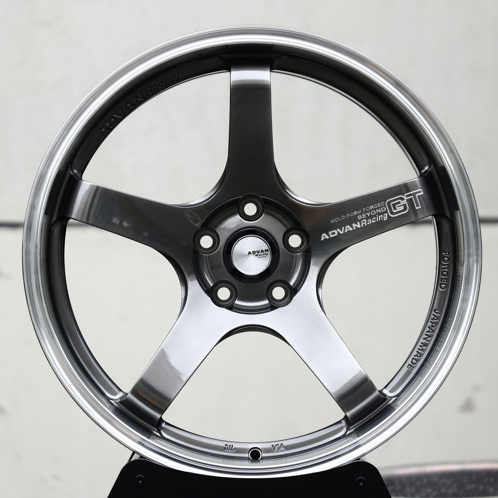 Porsche 911 wheels – Metallic Gray 5-Spoke (Advan-Style), front view