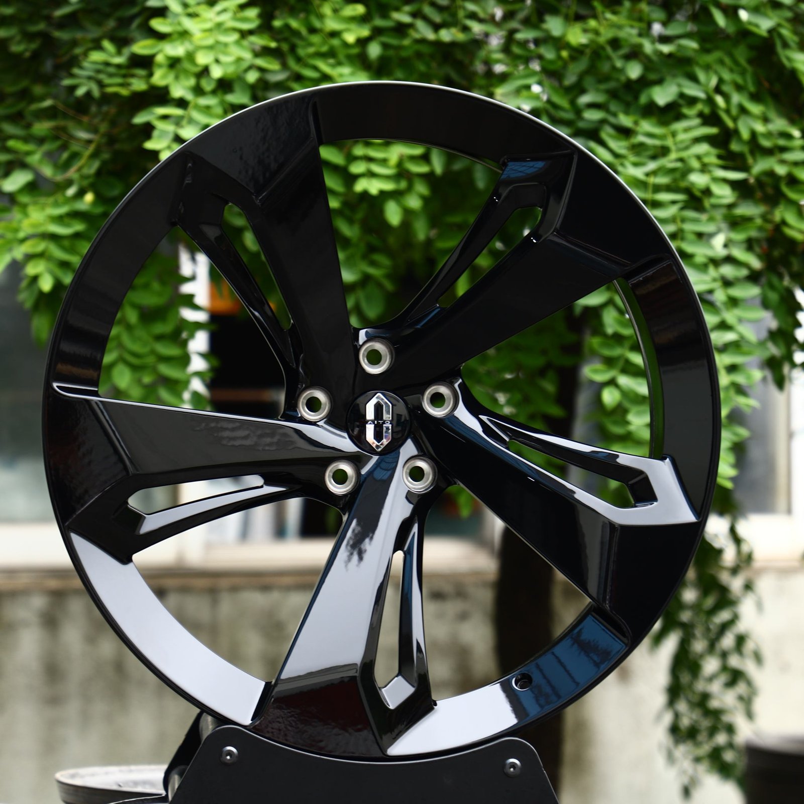 AITO M7 wheels – Gloss Black Directional (AITO OEM-Style), front view