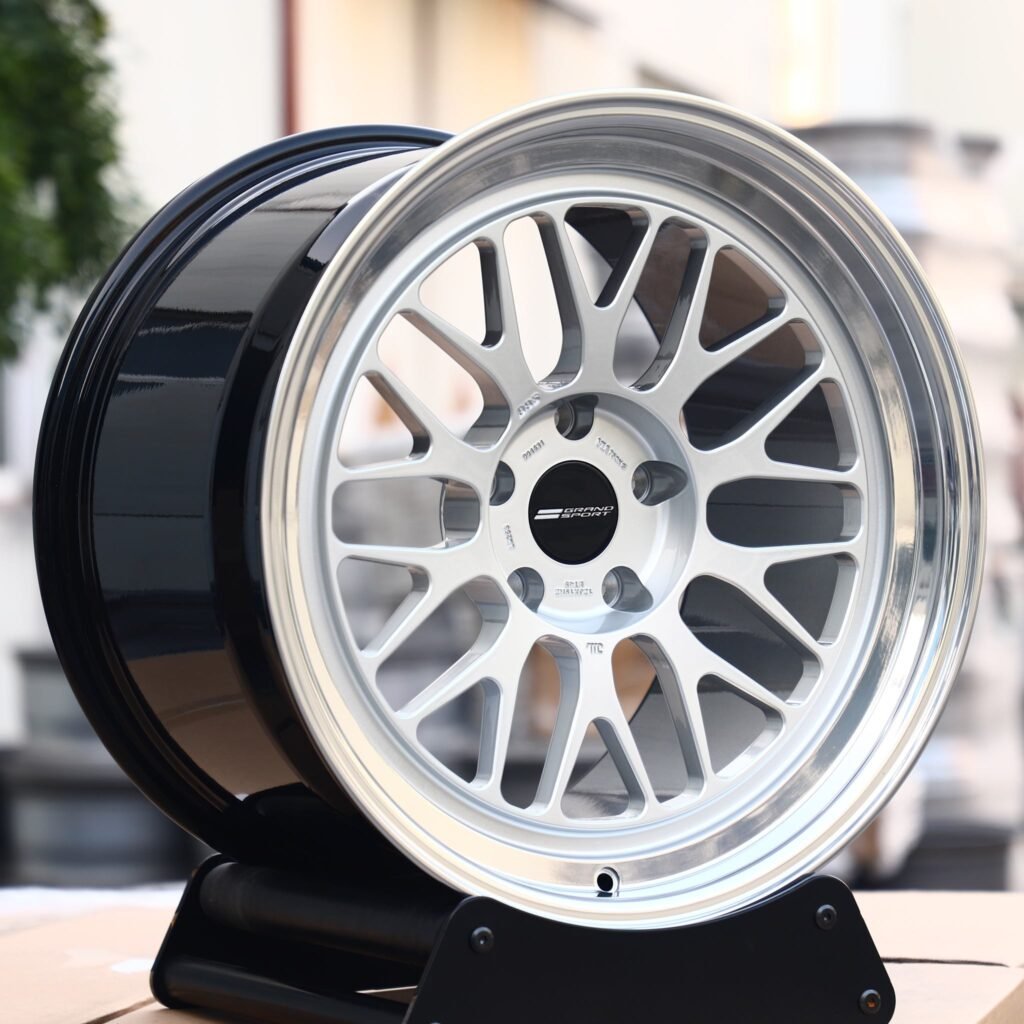 Porsche 911 wheels – Matte Silver Deep Lip (APEX ML-10RT-Style), angled view