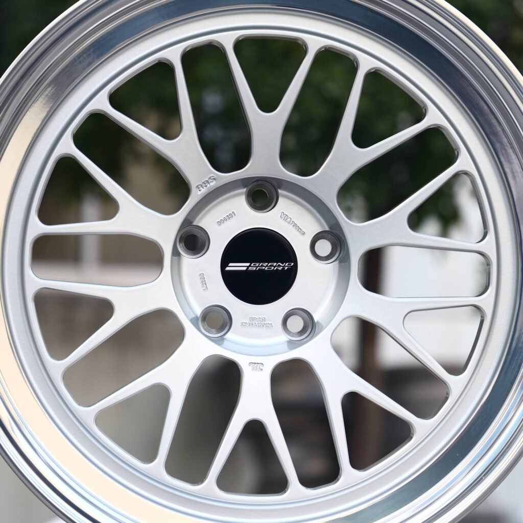 BMW M4 F82 wheels – Matte Silver Deep Lip (APEX ML-10RT-Style), lip and barrel detail