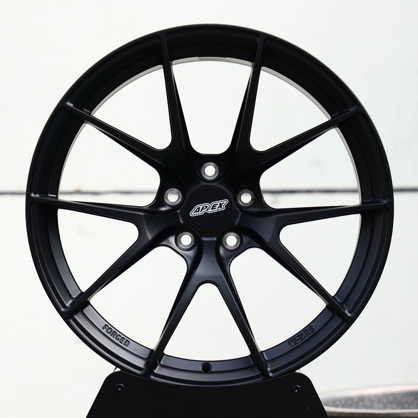 Porsche 911 wheels – Matte Black 5 Y-Spoke (APEX-Style), front view