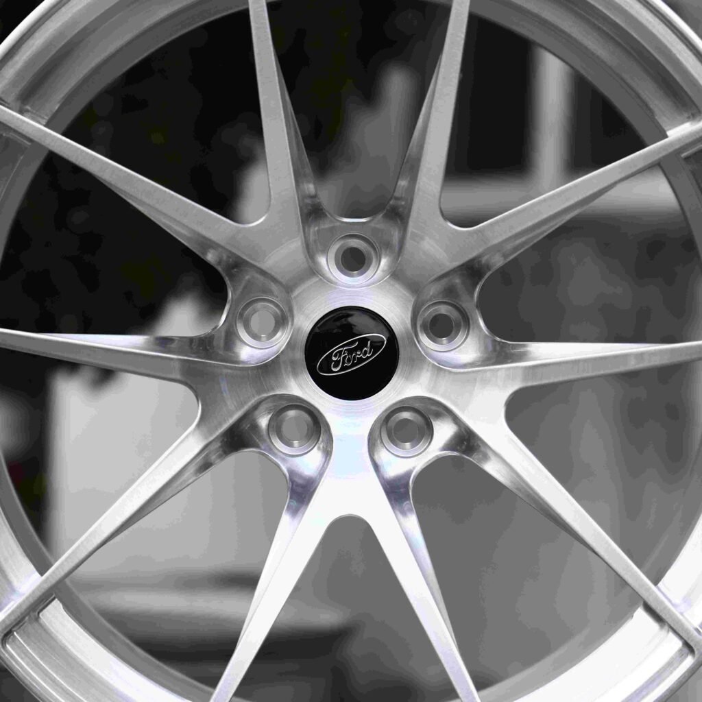 Ford Mustang wheels – Brushed Silver (Ford OEM-Style), lip and barrel detail