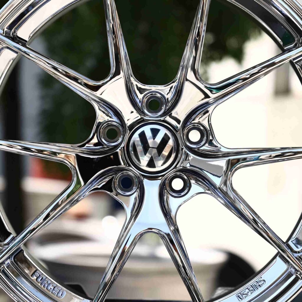 Volkswagen Golf GTI wheels – Chrome (Volkswagen OEM-Style), lip and barrel detail