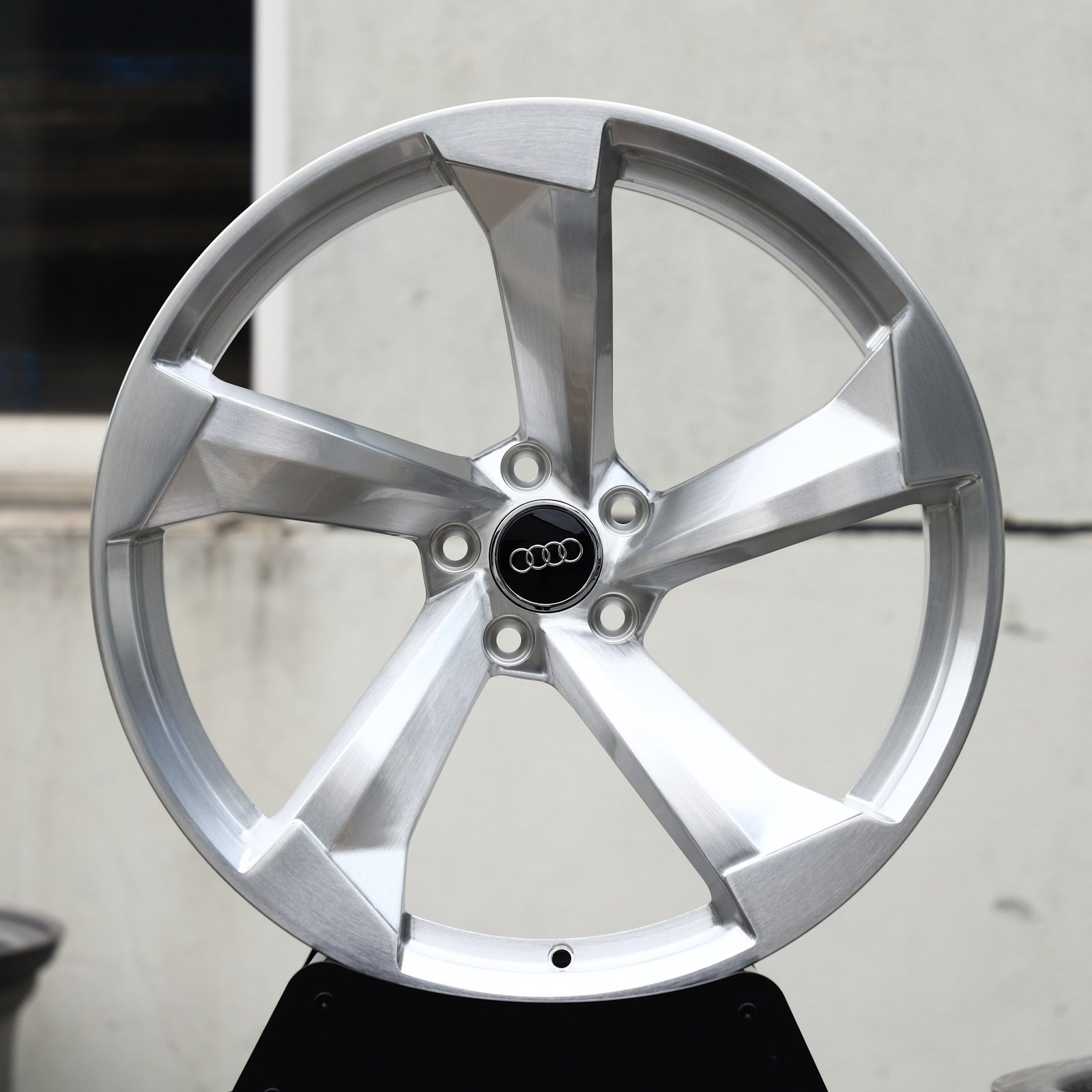 Audi A4 wheels – Brushed Silver 5-Spoke Rotor (Audi OEM-Style), front view