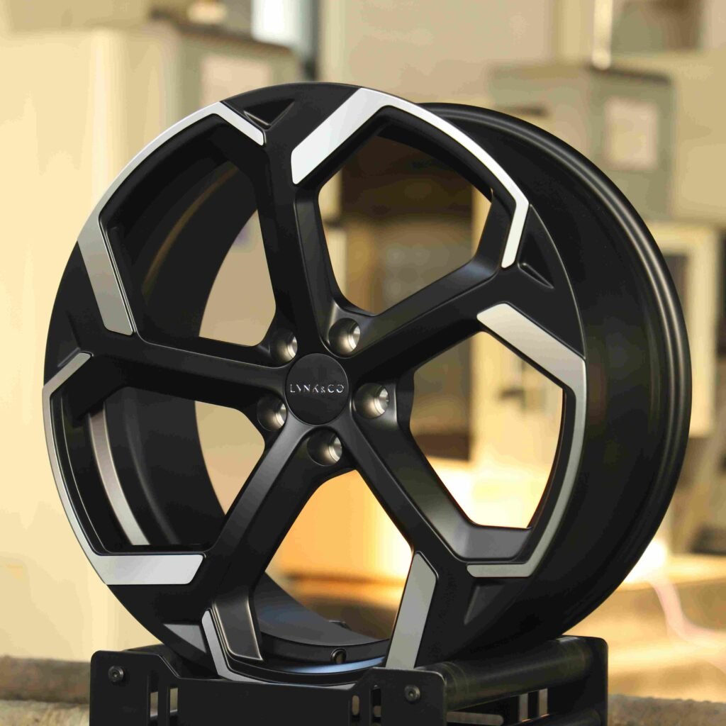 5x112 wheels – Gloss Black Split-Spoke Machined Face, side view