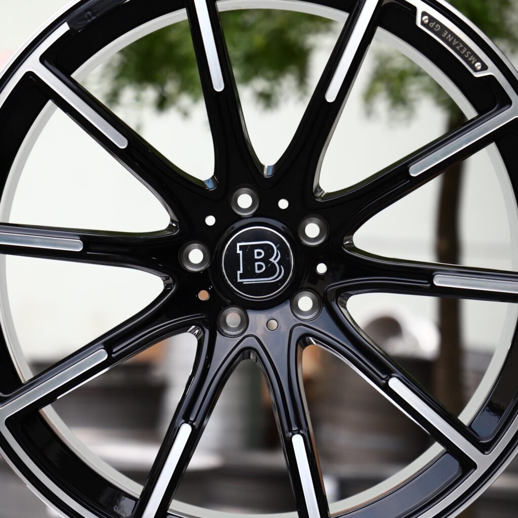 Audi Q7 wheels – Babos Matte Silver Custom, lip and barrel detail