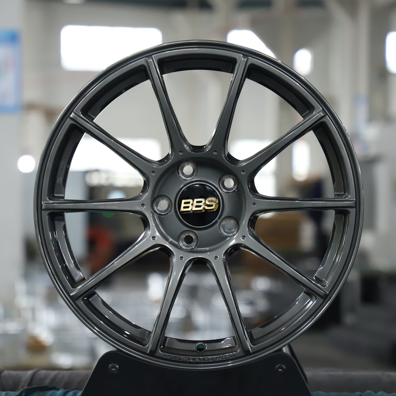Toyota GR86 wheels – Bright Gray 10-Spoke (BBS RE-V7-Style), front view