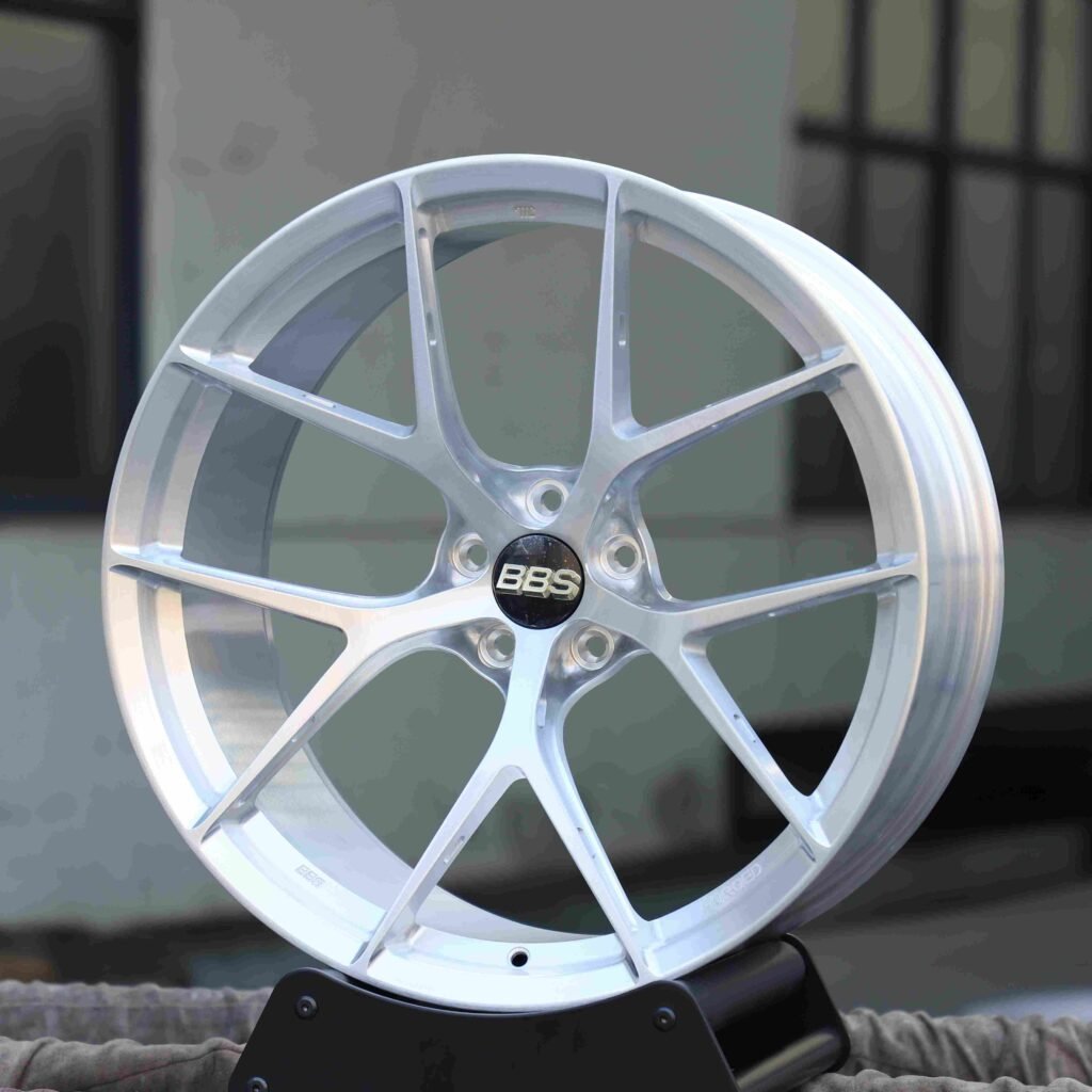 Audi A4 wheels – Bright Silver 5 Y-Spoke (BBS CI-R-Style), angled view