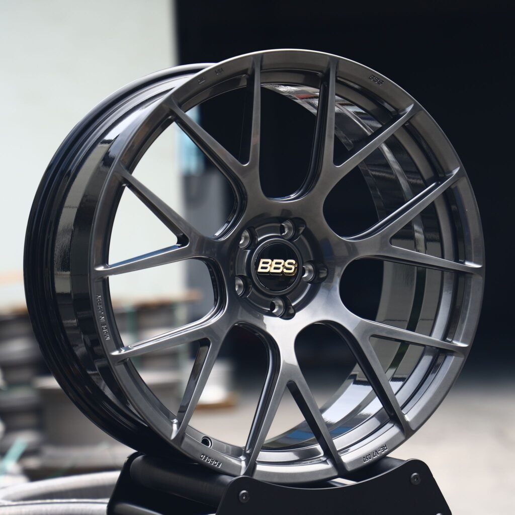 Honda Civic Type R wheels – Gloss Black / Gunmetal 7 Y-Spoke (BBS RE-V7-Style), angled view