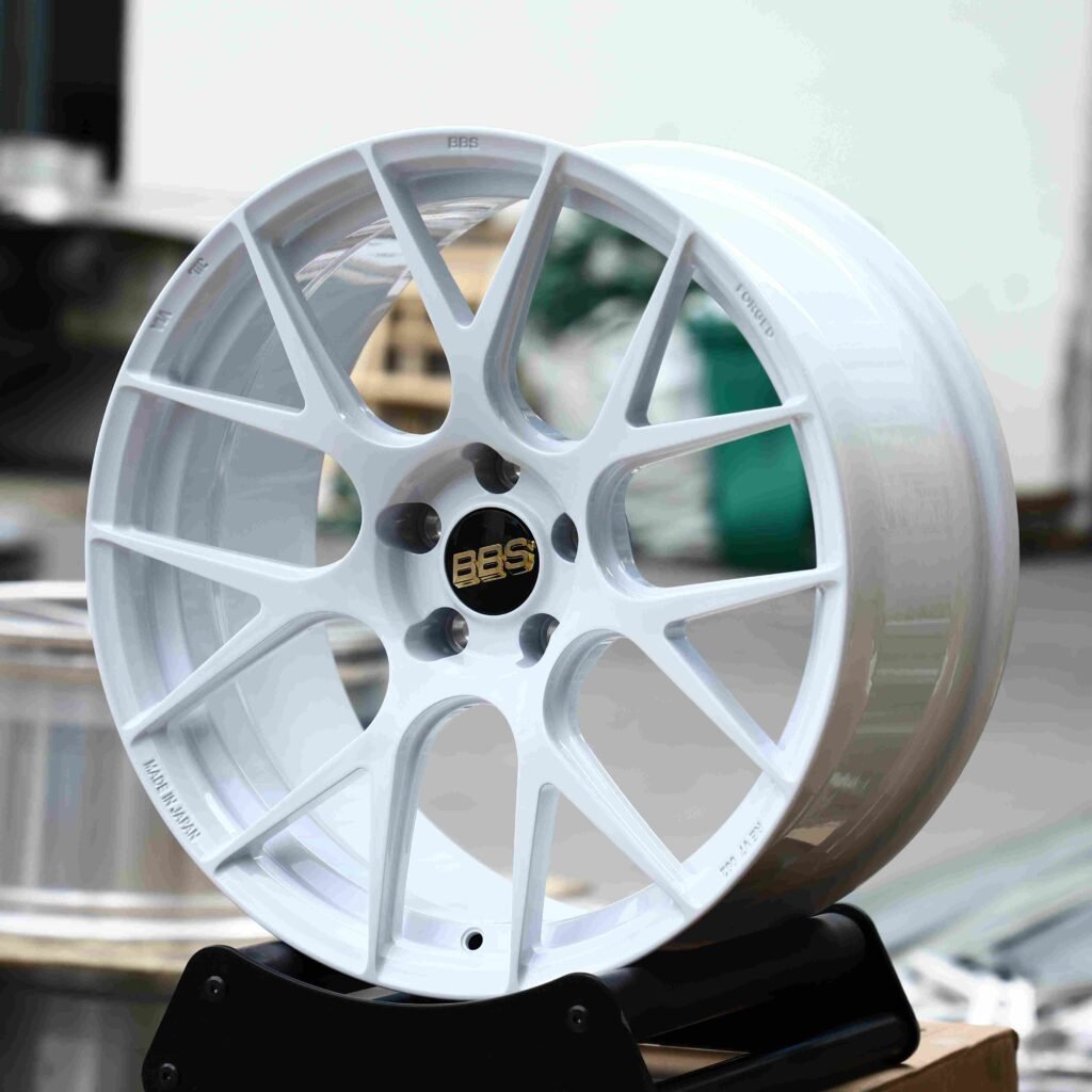 Honda Civic Type R wheels – Gloss White 7 Y-Spoke (BBS RE-V7-Style), angled view