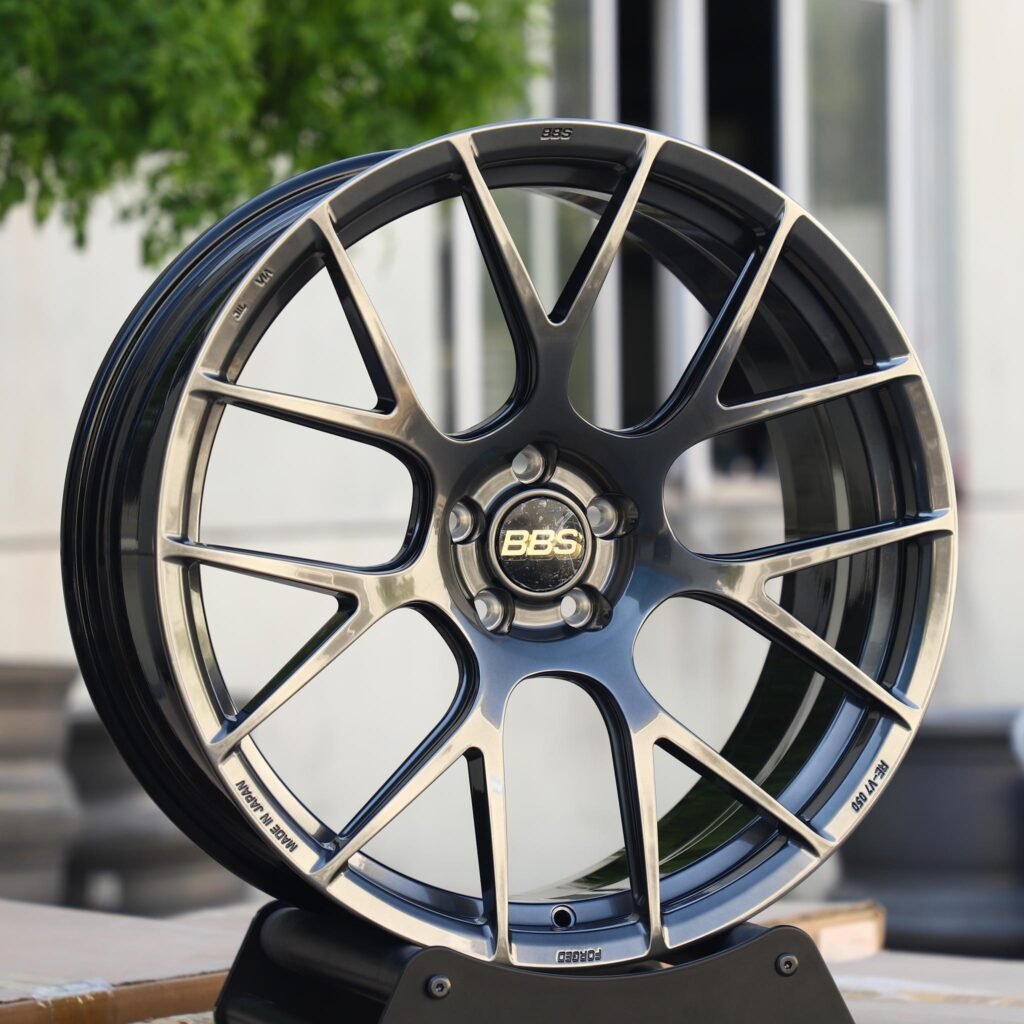 Porsche 911 wheels – Metallic Gray 7 Y-Spoke (BBS LM-Style), angled view