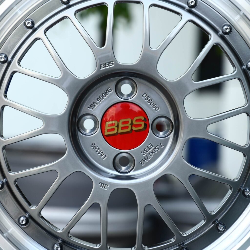 Nissan Micra wheels – Gunmetal Mesh Polished Deep Lip (BBS LM-Style), lip and barrel detail