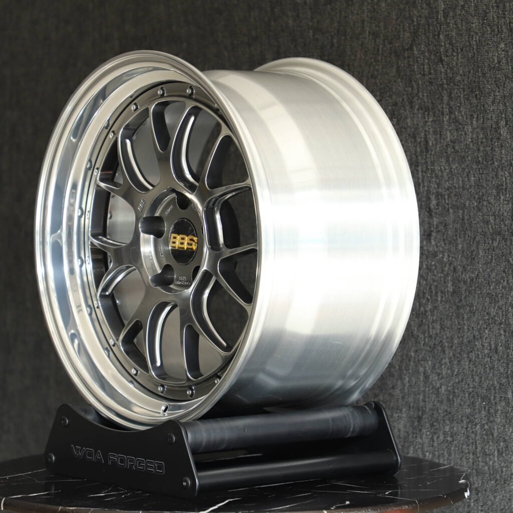 BMW M4 F82 wheels – Metallic Gray 2-Piece (BBS LM-Style), lip and barrel detail