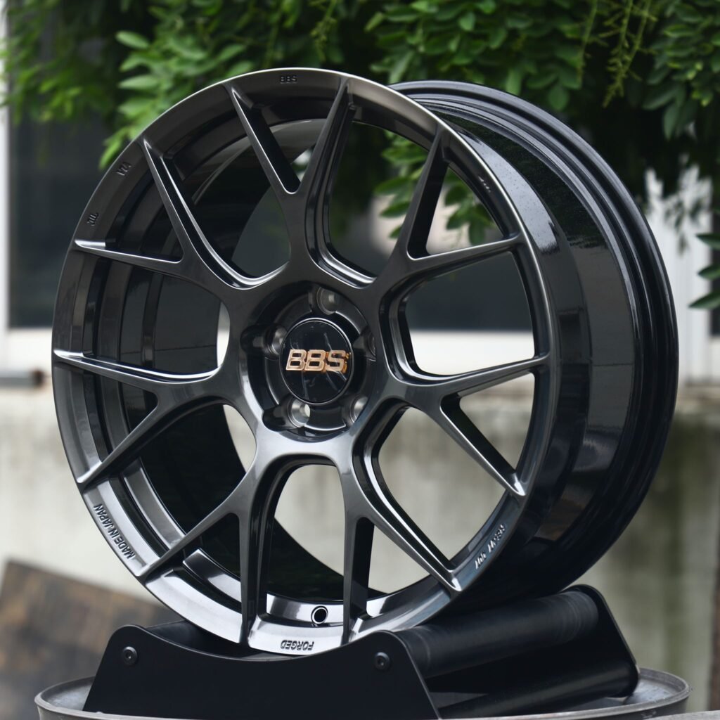 Honda Civic Type R wheels – Metallic Gray 7 Y-Spoke (BBS RE-V7-Style), angled view