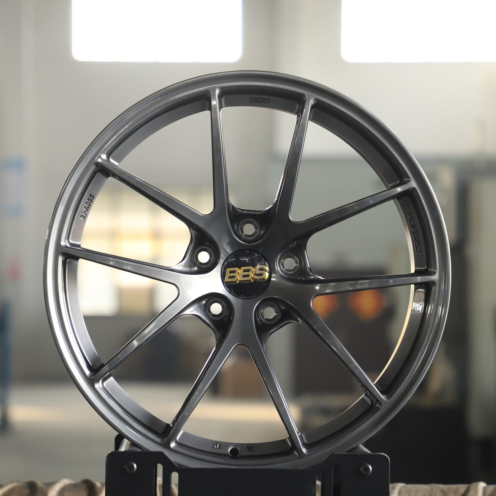 BMW M3 E92 wheels – Metallic Gray / Black 5-Spoke (BBS FI-R-Style), front view