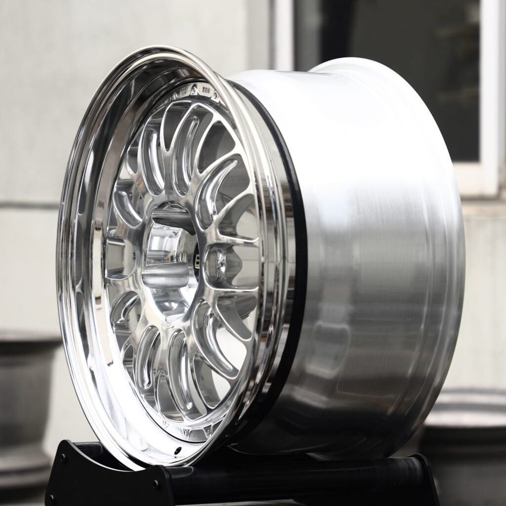 Lamborghini Huracan wheels – Mirror Polished Mesh Deep Dish 3-Piece (BBS-Style), lip and barrel detail