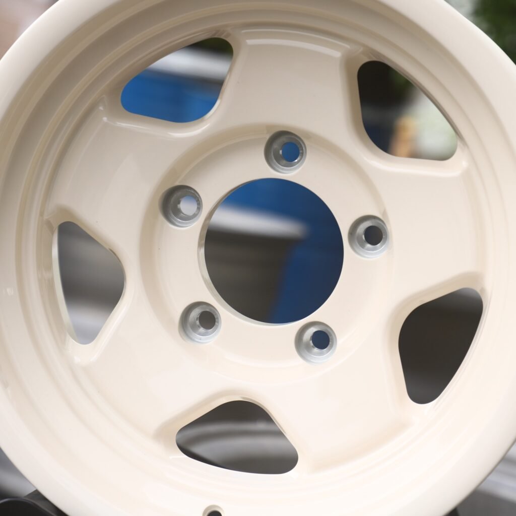 Chevrolet Silverado 1500 wheels – Beige 5-Spoke Deep Lip, lip and barrel detail