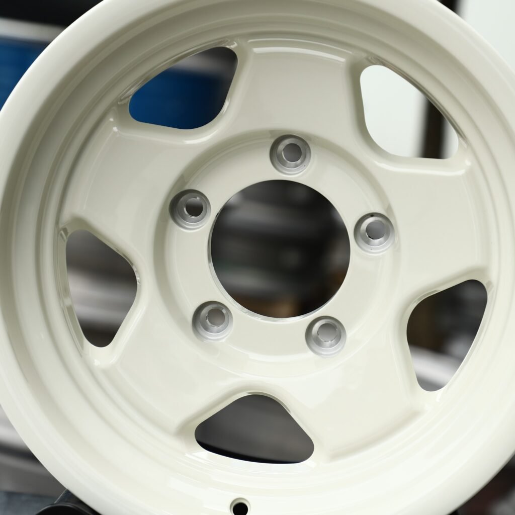 Chevrolet Silverado 1500 wheels – Beige 5-Spoke Deep Lip, lip and barrel detail
