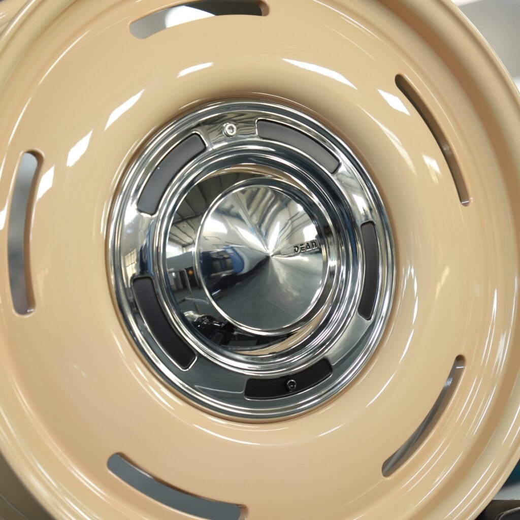 Chevrolet Silverado 1500 wheels – Beige Full-Face, lip and barrel detail