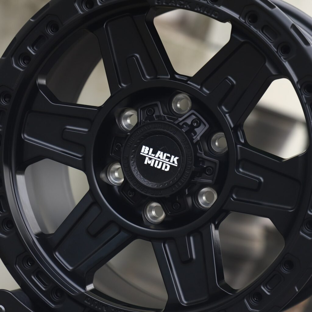 Chevrolet Silverado 1500 wheels – Black Mud Gloss Black 6-Spoke Beadlock, lip and barrel detail