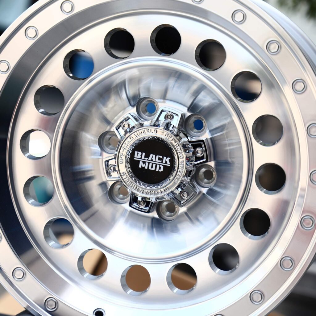 Chevrolet Silverado 1500 wheels – Black Mud Silver Deep Lip Full-Face, lip and barrel detail