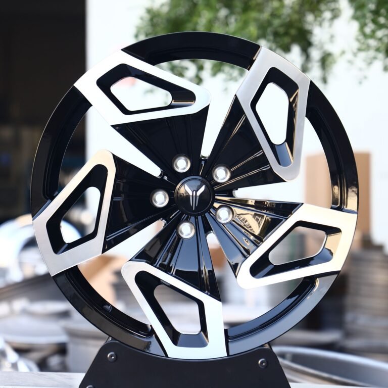 Porsche 911 wheels – Blue Split Machined Face, front view