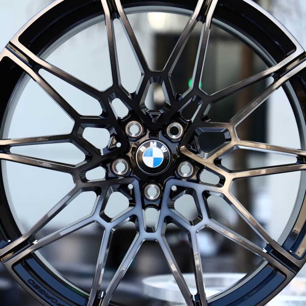 BMW M4 G82 wheels – Gloss Black / Machined Mesh (BMW OEM-Style), lip and barrel detail