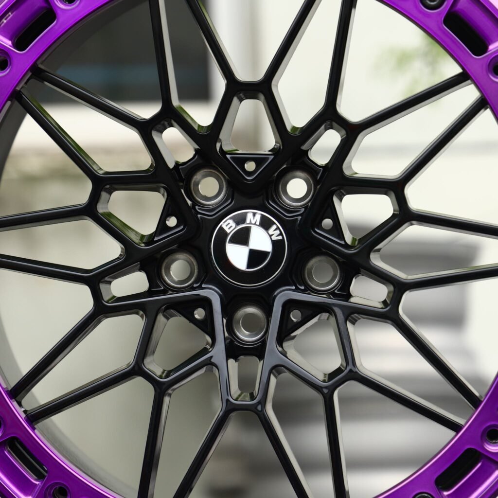 BMW M4 G82 wheels – Gloss Black / Purple Mesh Beadlock (BMW OEM-Style), lip and barrel detail