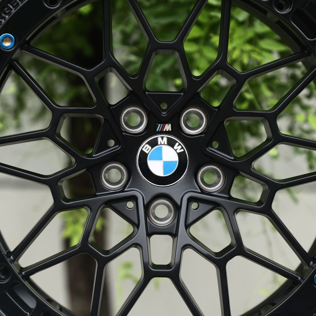 BMW M4 G82 wheels – Matte Black Mesh Blue-Bolt Beadlock (BMW OEM-Style), lip and barrel detail