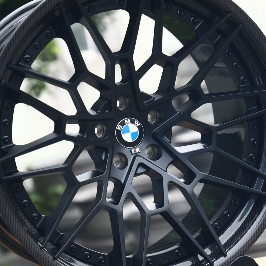 Lamborghini Huracan wheels – Gloss Black 2-Piece Carbon Fibre (HRE P200-Style), lip and barrel detail