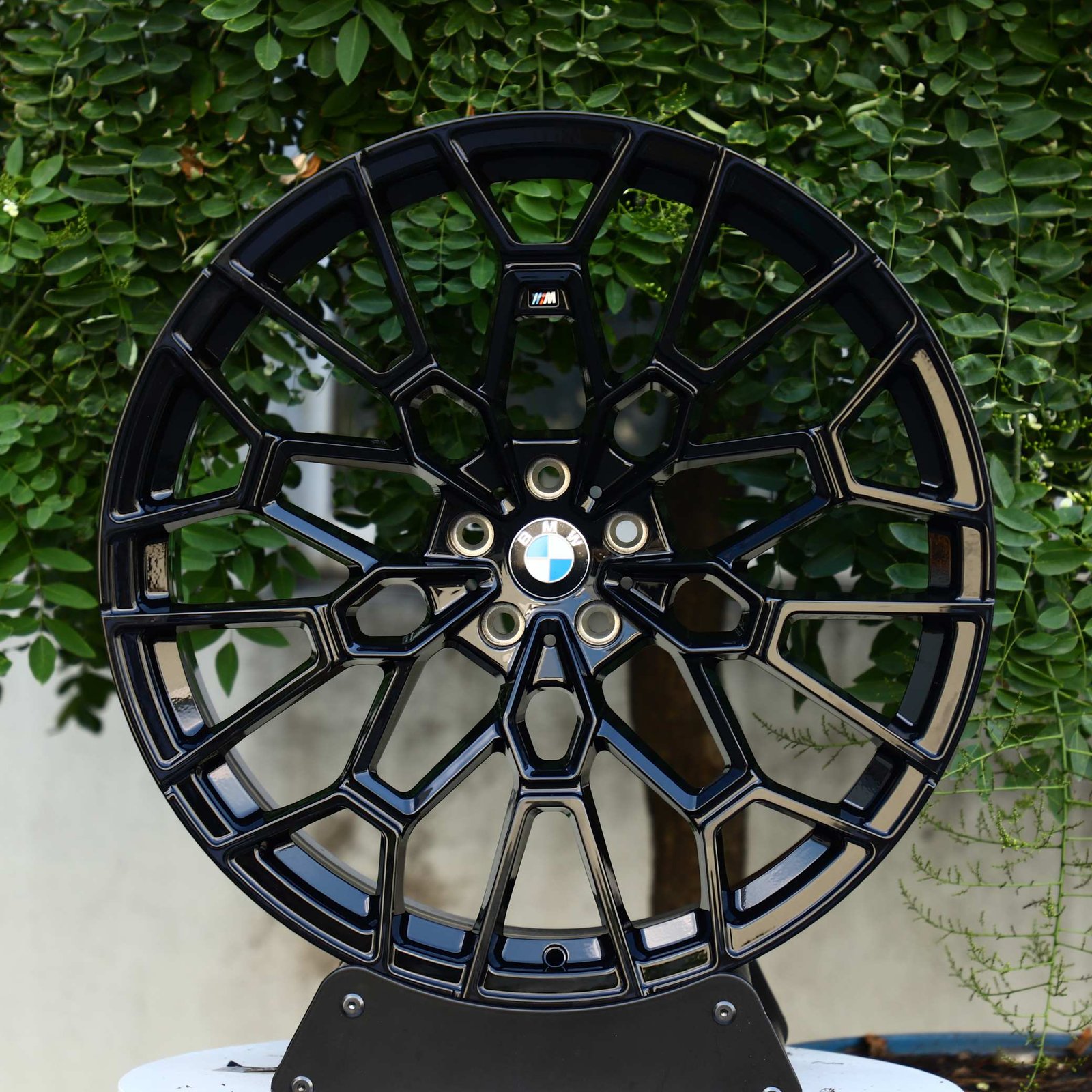 BMW 5 Series wheels – Gloss Black Cut-Out, front view