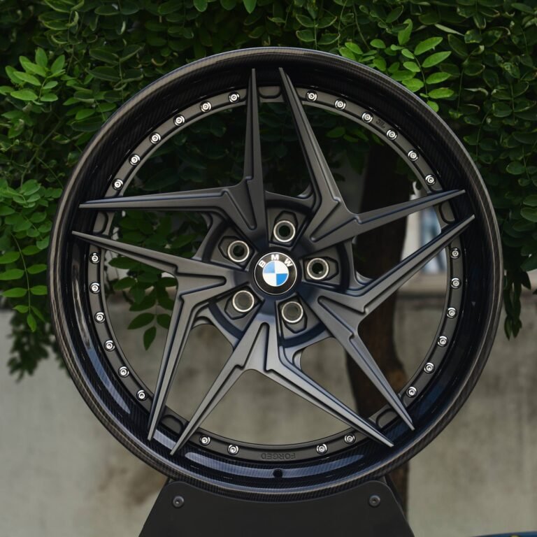 Кованые диски на BMW 3 серии (G20) — Кованый диск двухсоставный, направленный, глянцевый чёрный серый
