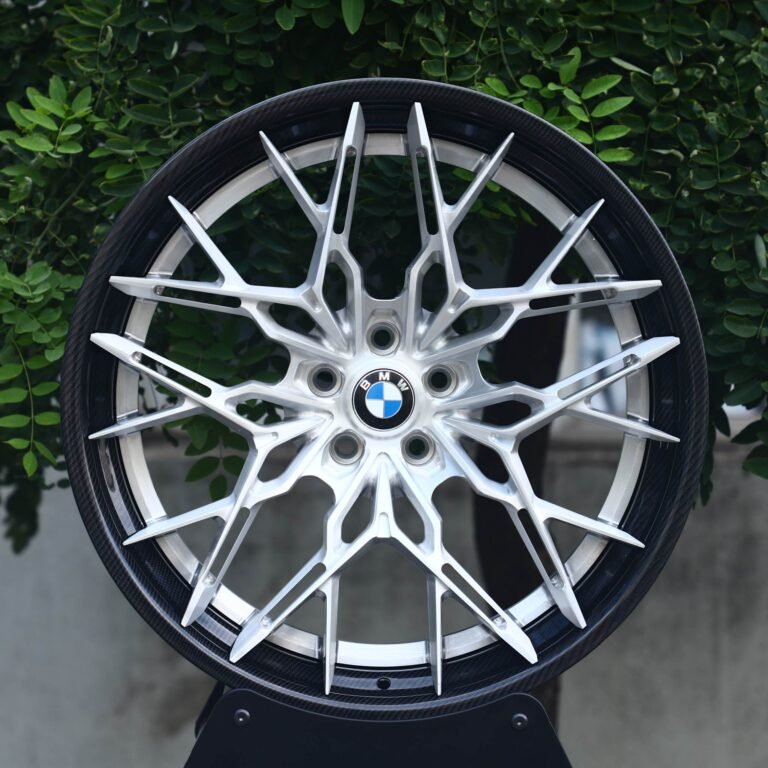 Кованые диски на BMW 3 серии (G20) — Кованый диск двухсоставный — с перекрёстными спицами, с карбоном, глянцевый чёрный серебристый