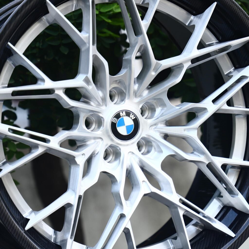 BMW M3 F80 wheels – Silver / Gloss Black 2-Piece Cross-Spoke Carbon Fibre, lip and barrel detail