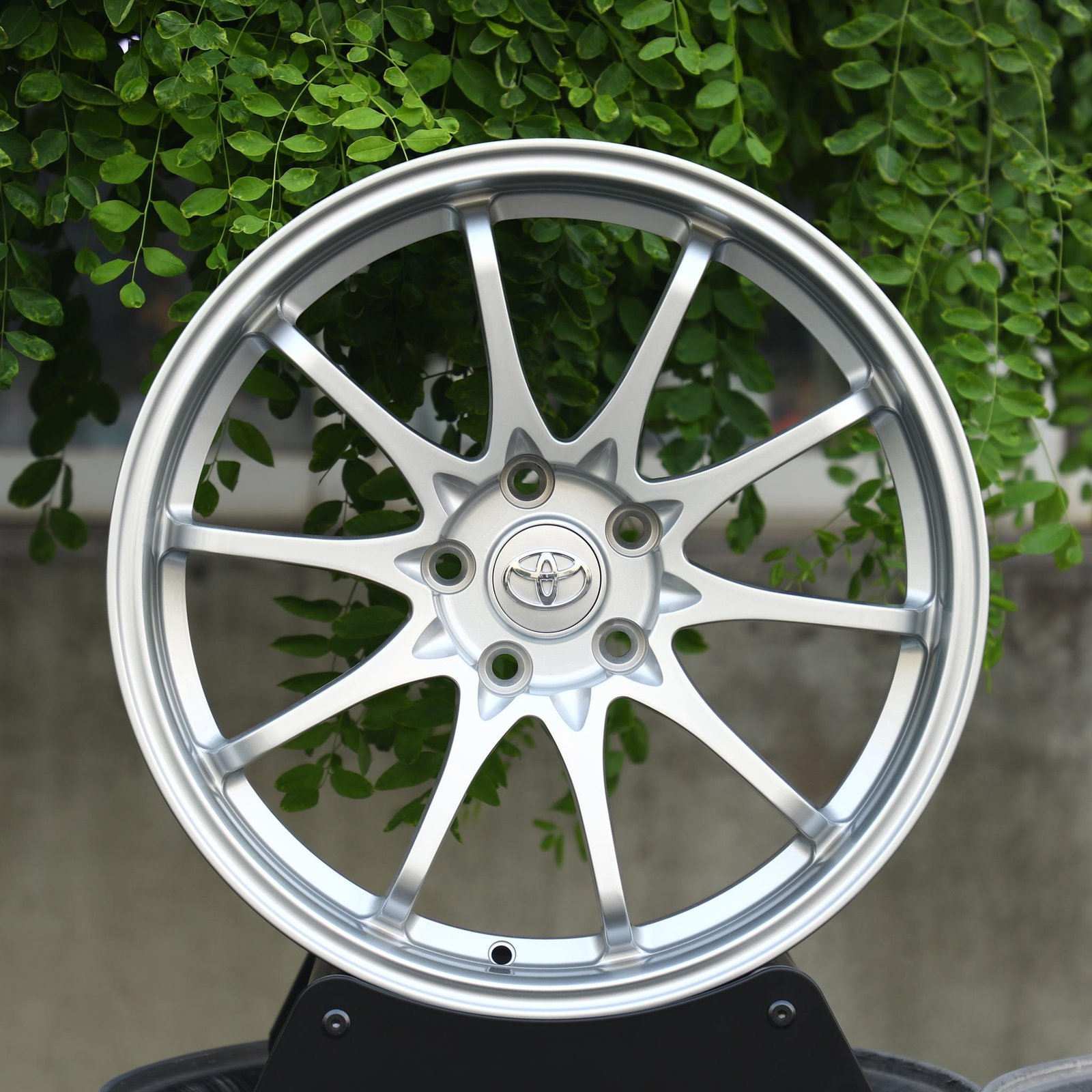 Toyota GR86 wheels – Bright Silver 10-Spoke, front view