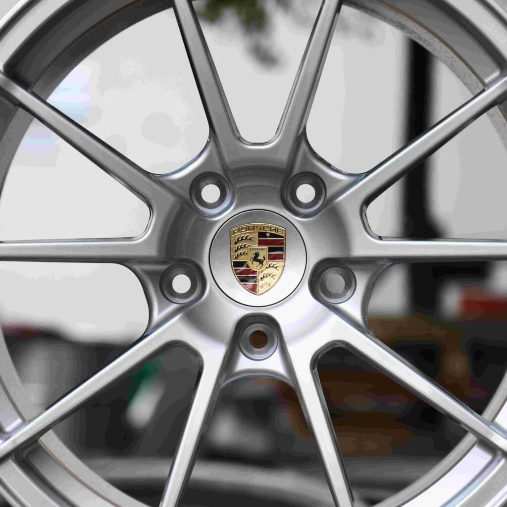 Lamborghini Urus wheels – Bright Silver 5 V-Spoke, lip and barrel detail