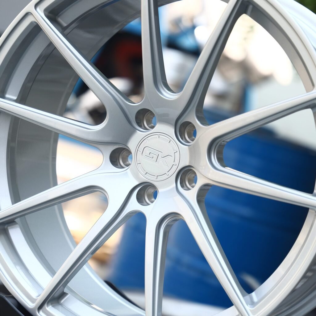 Lamborghini Huracan wheels – Bright Silver 5 Y-Spoke, lip and barrel detail