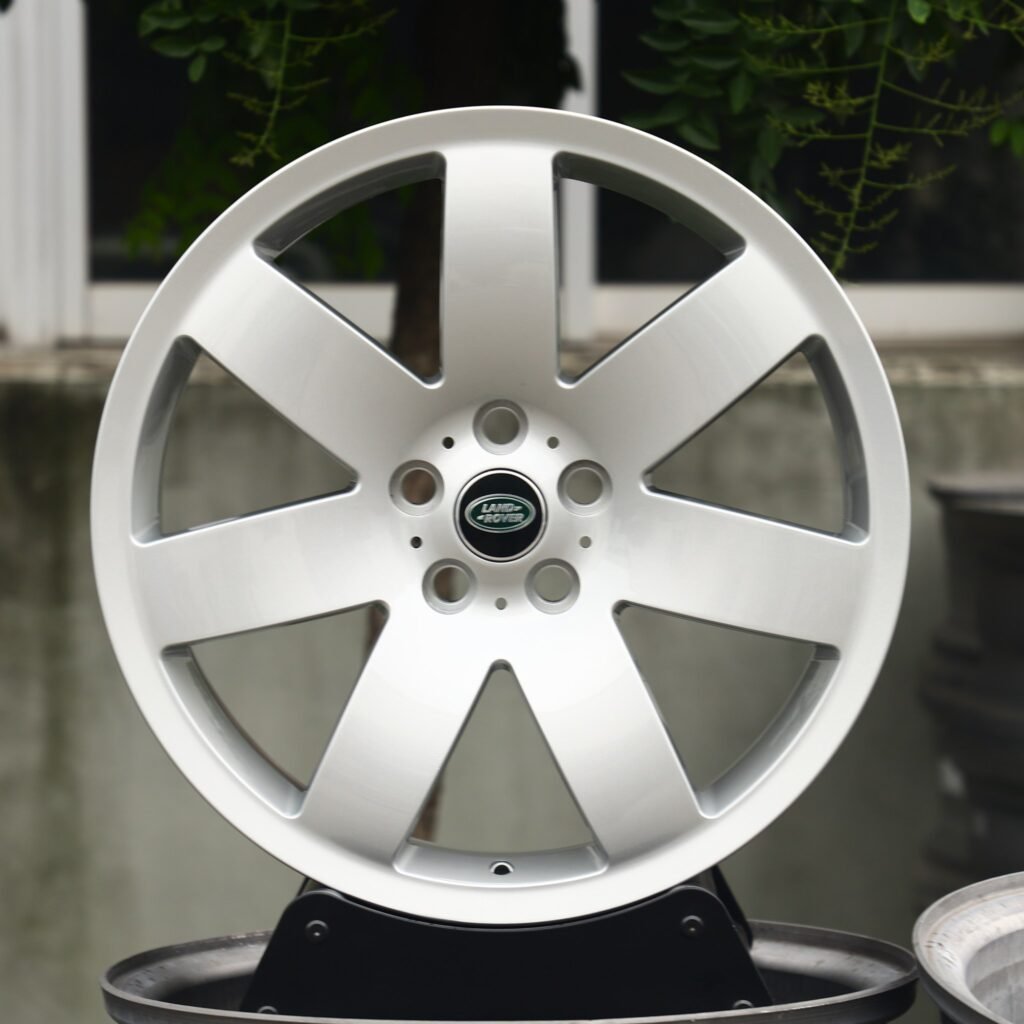 Land Rover Range Rover wheels – Bright Silver 6-Spoke, front view