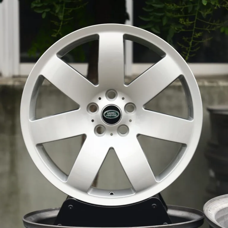 Land Rover Range Rover / Defender Forged Wheels – Bright Silver 6-Spoke, front view
