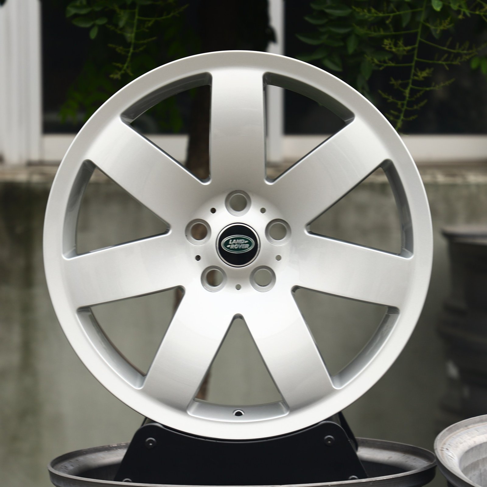 Land Rover Range Rover wheels – Bright Silver 6-Spoke, front view