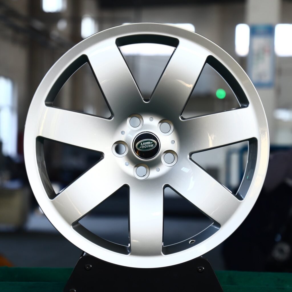 Land Rover Range Rover wheels – Bright Silver 7-Spoke, front view