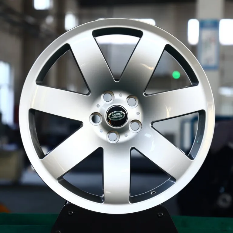 Land Rover Range Rover / Defender Forged Wheels – Bright Silver 7-Spoke, front view